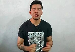 Wah, gue selalu kasih pantat gue ke twink 21cm ini di pesta... panas banget!