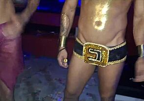 Карнавална загрявка с дива страст и суров междурасови екшън