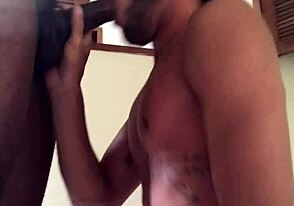 在狂野18+青少年屁股游戏中吸吮帅气异性恋