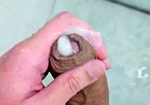 Ragazzo Brasiliano Giovane Sborra Forte in Doccia