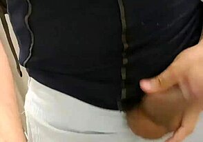 Strokovnjak za pihanje servisira trde kurce v metro kopalnici