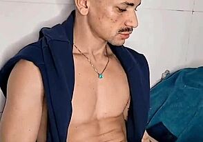 布伦多·维尔赫纳在床上用力放松