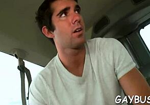 Deux gars gays plongent dans l'action hardcore. Le black hunk suce une grosse bite avec talent.