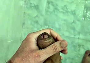 Kemény kiverés a zuhanyban, szomszéd twink stílusban