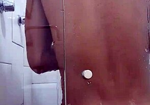 कामिंहा फ्लेमेंगो पार्क में घूमती है फिर घर पर शॉवर