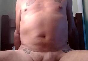 Mies tutkii intensiivisiä haluja raa'assa kohtaamisessa