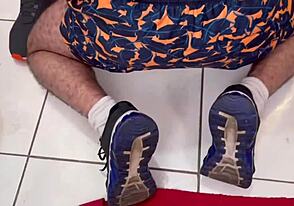 Házas férfi bevonszolja a portást a lakásába vad karaoke szexre