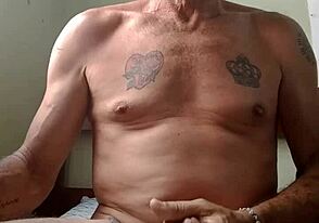 Pria Jelajahi Hasrat Intens Dalam Pertemuan Mentah