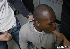 Кражба в магазина се превръща в горещо чукане от полицай в задната стая. Този задник беше обработен здраво!