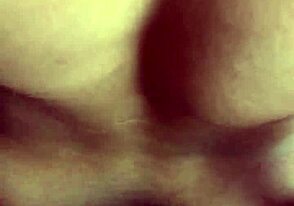 嘿，看到沙发上那个大屁股家伙，想加入我们吗？