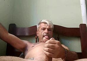 ผู้ชายสำรวจความปรารถนาดุดันในเซ็กส์แบบดิบ