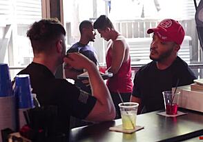 Schwule Feuerwehrmänner Michael Boston und Dillon Diaz toben im Club