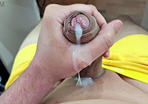 Solo twink χύνει το φορτίο του σε κίτρινα εσώρουχα κατά τη διάρκεια fetish παιχνιδιού