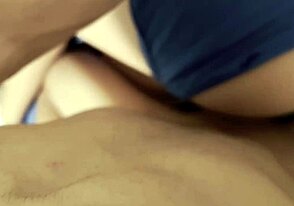 मैंने मौका पकड़ा और माँ आने से पहले अपने गे सौतेले बेटे को चोदा। उसकी टाइट गैंड महसूस हुई कमाल की!