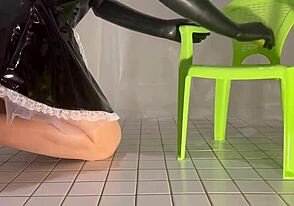 야, 메이드 왜 PVC 옷 입고 신발 흔들며 청소하면서 날 유혹하려는 거야?