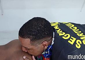 वाऊ! तीन ब्लैक स्टड्स बाथरूम ऐक्शन में वाइल्ड जा रहे हैं!