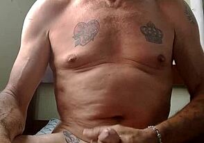 Adam ham bir karşılaşmada yoğun arzularını keşfediyor.