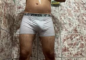 Levetettem fehér gatyámat fürdőben intenzív maszturbációhoz kemény farkammal zuhany alatt