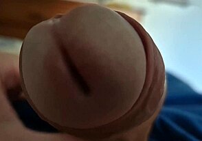 Um close da cabeça da minha rola latejando