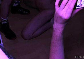 חברי קולג' פראיים משתפים מציצות באורגיה ציבורית חיצונית