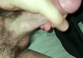 شاب توينك يضرب ذكره في فيديو منزلي