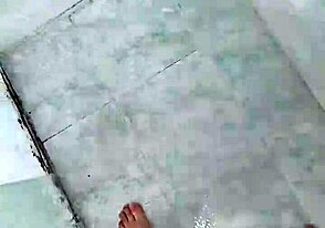 बाथरूम में पेशाब करते हुए क्यूट ट्विंक्स के साथ विदेशी आकर्षण, और ज्यादा का संकेत।