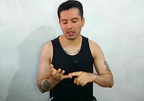 यंग ट्विंक दोस्त के अंकल के ह्यूज थिक कॉक को ओरल देता है