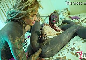 Hardcore τατουάζ ζευγάρι βουτάει σε έντονη femdom πιπίλα. BDSM vibes καταλαμβάνουν τη σκηνή