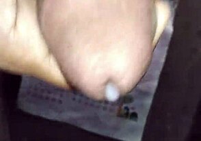 Yong jelajah diri dengan blowjob lambat menggoda.