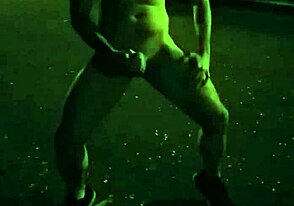 Ours exhibitionniste de rue jouit fort avec pieds sexy en extérieur