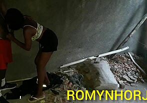 Pedreiro no Rio encontra enteada sozinha no canteiro, fode ela duro e goza com tesão selvagem!