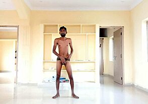 Rajesh Playboy 993 stripper, slår pik, stønner højt og kommer i papirkop