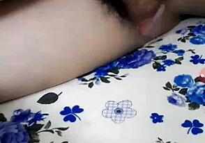 Смотри, как этот гей красавчик мастурбирует. Разве он не выглядит неотразимо?