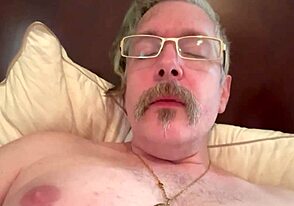 תראה אותי מפשיט ומציג זין ענק!