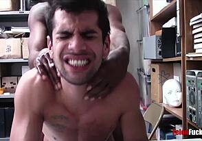 黑人警察被性感小偷邂逅压倒