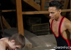 Gay atlet mlátí prdel bareback v intenzivním wrestlingu