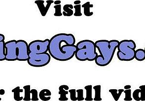 स्ट्रेट फ्रेटरनिटी टीन्स डॉर्म में गैंड प्ले में वाइल्ड होते हैं