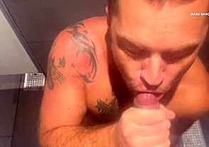 Круиз в душовете на фитнеса се превръща в диво духане!