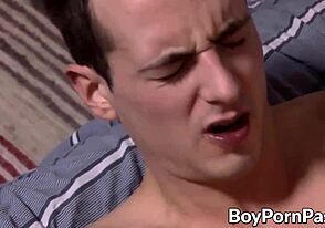 게이 남자가 그의 남자친구에게 블로잉과 세게 뱅잉에 뛰어들어.