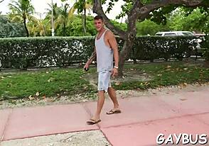 Prekleto, seksi gej nudi poželen blowjob!