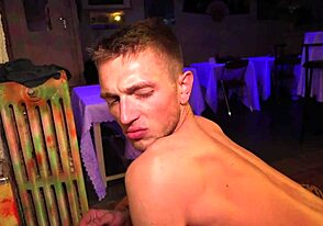 Vild gay orgie med twinks som rövknullar non-stop!