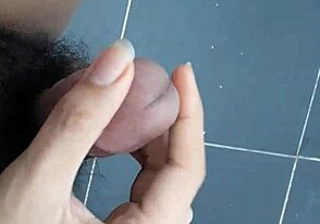 Gay masturbace s intenzivním samostatným drbáním v explicitních detailech