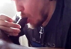 Ssij mocno tego dużego czarnego kutasa potwora