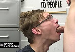 Ung 18+ tyv - vagt tvinger sød tyv til at bøje sig over bordet for dyb hul søgning
