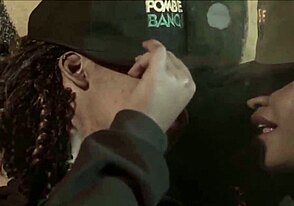 Lesbienne somalienne du Kenya explore désirs arabes et africains au lit