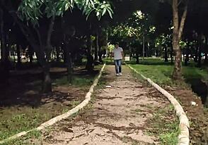 Yuri Gaúcho szaleje ssąc ogromnego kutasa i dostając w dupę na zewnątrz