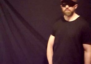 Jeg kan ikke stoppe med at ruske min kæmpe pik med dette legetøj hver dag!