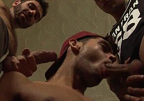 Man, deze hete jongens neuken wild in een gangbang orgie, doe mee! 🔥