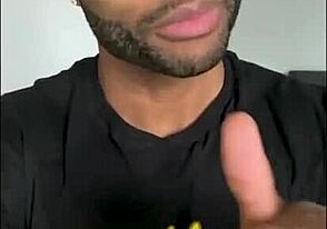 Juuri näin seksikkään alusvaatemallin ottavan päälleen aloittelijakundin.