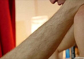Секси гей мачо дразни с бейрбек масаж